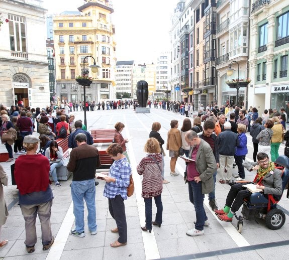 Largas colas a las puertas del teatro Campoamor para obtener las entradas para la ópera. 