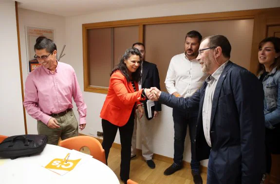 El presidente de la Asociación de Diabéticos del Principado, Francisco Pérez Labajos, saluda a la diputada de Ciudadanos Diana Sánchez en presencia del parlamentario Armando Fernández Bartolomé. 