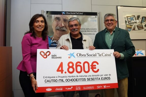 Alicia Mas, Luis Manuel Flórez y Julio Maese posan con el cheque para Proyecto Hombre. 
