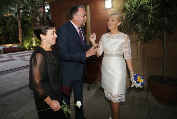El diputado Isidro Martínez Oblanca y su esposa saludan a la novia.