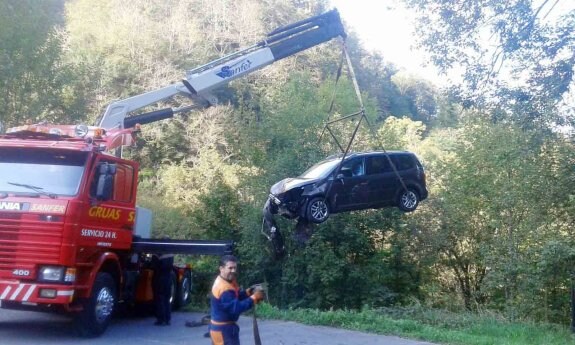Retiran el coche caído al río junto a Covadonga