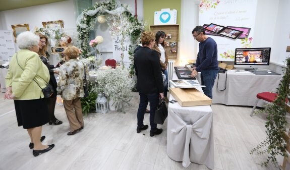 Las flores y el reportaje fotográfico nunca pueden faltar en una boda. 