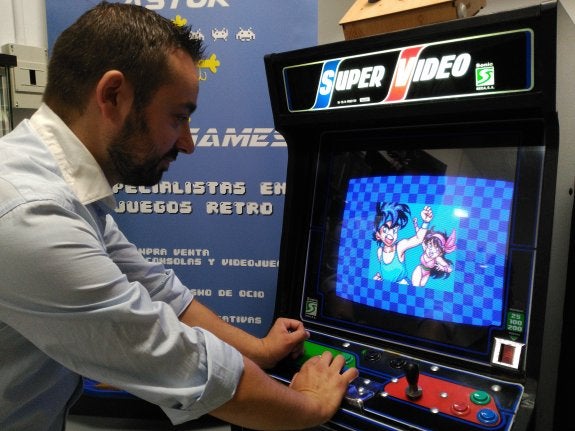 El informático Luis Álvarez prueba una de las máquinas tras repararla. 