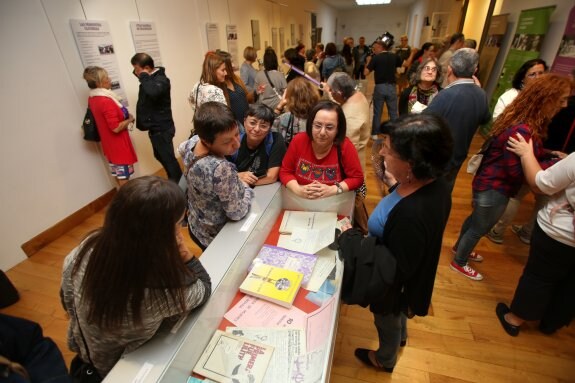 Más de 200 personas acudieron a la inauguración de la exposición '40 años de feminismo en Gijón', abierta hasta fin de mes en el Centro de Cultura Antiguo Instituto . 