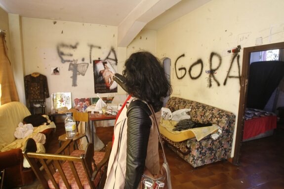 Sonia Urrutia, la mujer que fue detenida por la agresión al párroco de Begoña, muestra su 'chupano' en el que asegura que le han pintado consignas proetarras. 