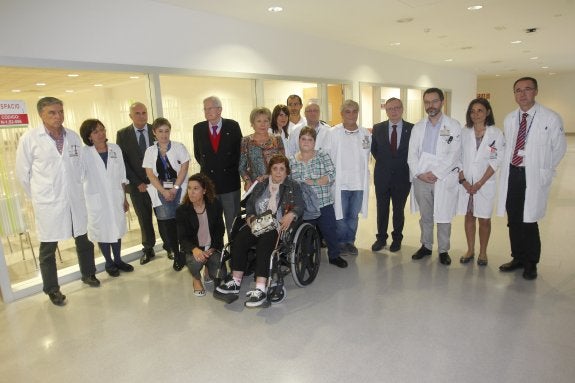 El consejero de Sanidad -cuarto por la derecha- con facultativos y pacientes de enfermedades neuromusculares raras. 