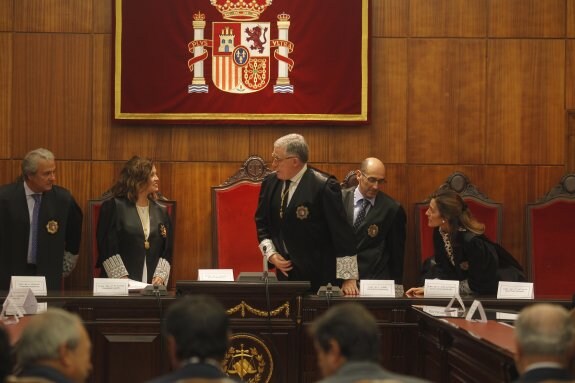 La fiscal superior, Esther Fernández, y el presidente del TSJA, Ignacio Vidau, presidieron el acto de apertura del año judicial. 