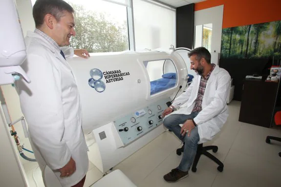 A la izquierda, Pedro García, director gerente de la Clínica Molinón, junto al técnico Jesús González Tresguerres, encargado de calibrar la cámara hiperbárica. 