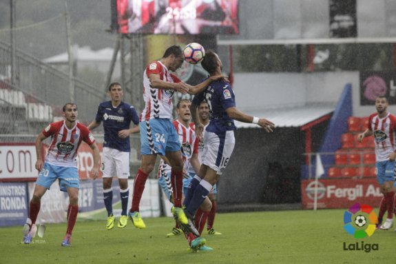 Iriome pugna por un balón aéreo con el azulón Cala. 