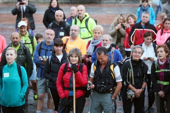 Javier Llaneza, segundo por la izquierda, vestido de azul, en la salida de la ruta en la plaza de la Catedral. 