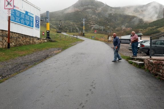 José Antonio Torres y Celso Sánchez, ante el remonte del Cuitu Negru en su último día de servicio. 