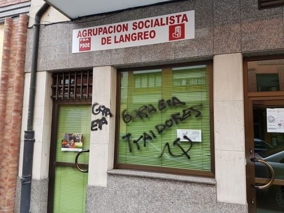 Pintadas en la sede del PSOE de Langreo. :: E. C. 