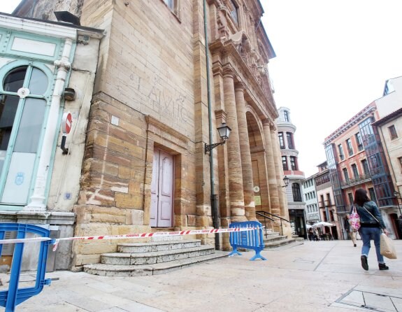 La iglesia de San Isidoro, ayer, tras el nuevo desprendimiento de una piedra en la fachada. 