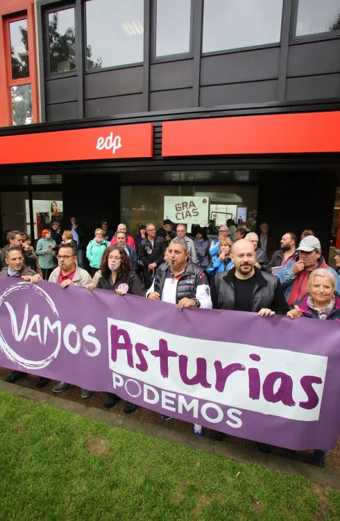 Protesta de Podemos frente a las oficinas de EdP en Gijón. 