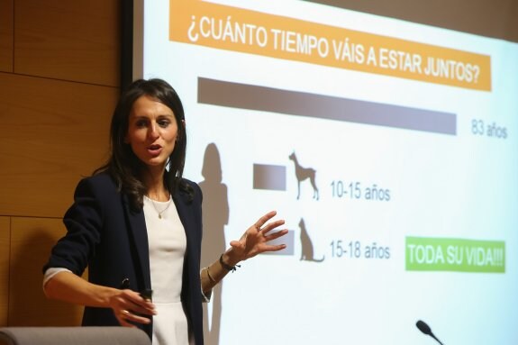 La veterinaria Raquel de Llano, ayer, durante un momento de su conferencia. 