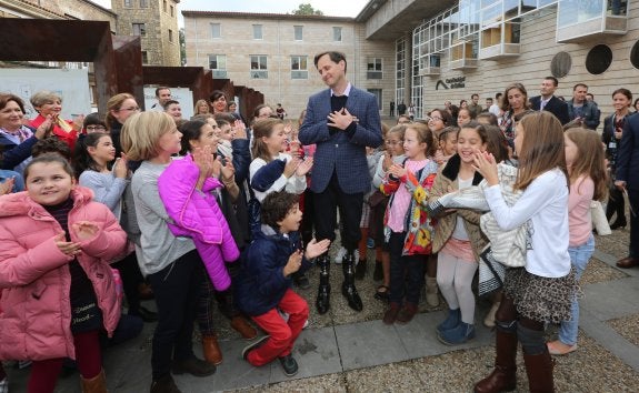 Los escolares asturianos dieron una calurosa bienvenida al científico, que se mostró muy agradecido por las muestras de cariño. 