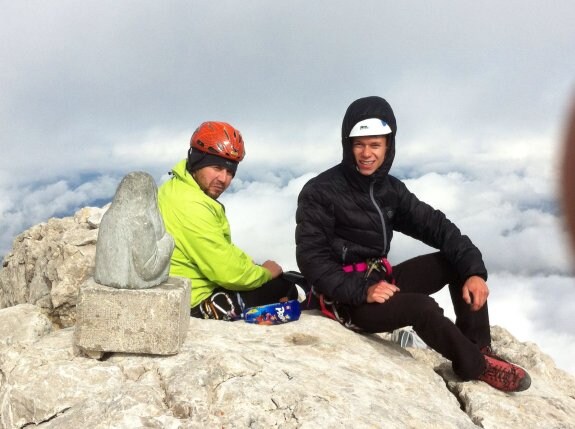 Jorge González junto a su tío, Sergio González, el pasado lunes, en la cima del Urriellu. 