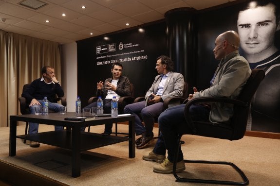 Un momento de la intervención de Gómez Noya. 