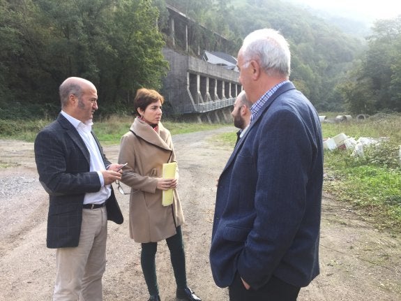 Luis Venta, Emma Ramos y José Sariego, en La Foz. 