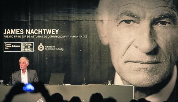 James Nachtwey, durante la conferencia en la que expuso su obra en Avilés. 