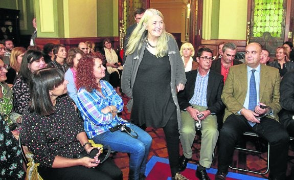 Mary Beard, a su llegada al acto en la Junta General del Principado. 