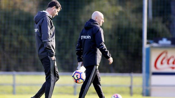 Fernando Hierro, durante el entrenamiento de hoy. 