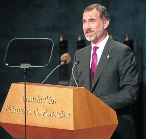Felipe VI, durante su discurso anual ante premiados e invitados en el Teatro Campoamor. 