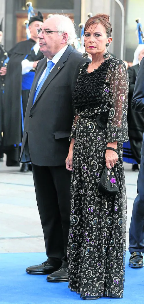 Vicente Álvarez Areces, con su esposa, Marisol Saavedra.