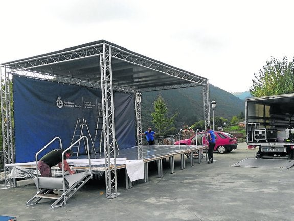 Operarios preparando el escenario en Santa Eulalia de Oscos. 