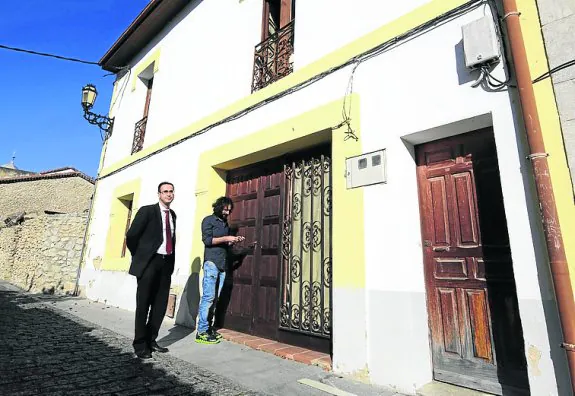 Jesús Bordás y Javier Sampedro, a las puertas del edificio. 