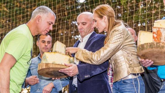 Juan Carlos Rubio, con el queso ganador del Certamen del Queso Gamonéu. 