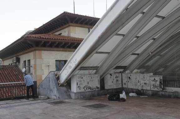 Pintadas y basura en la Losa