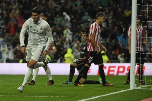 Morata corre a celebrar su gol tras batir al meta Iraizoz. 