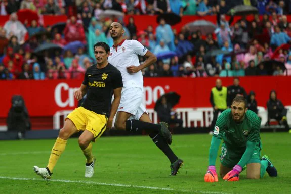 El sevillista N'Zonzi supera al guardameta Oblak y marca el gol del triunfo de su equipo. 