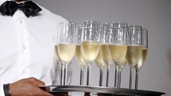 Un camarero pide que se reconozca como enfermedad profesional una depresión causada por los pedos y eructos de su superior