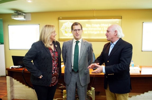 Isabel Menéndez, José Sierra y Gabriel García, en la sede del colegio, antes de la rueda de prensa. 