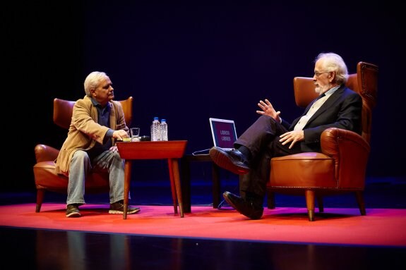 Juan Cruz y Forges, ayer en plena conversación sobre el escenario del Centro Niemeyer. 