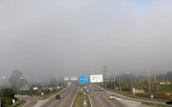 La niebla cubrió la ciudad de Gijón durante todo el domingo.