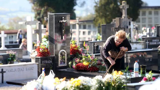 Una mujer limpiaba ayer por la mañana una tumba en el cementerio del San Salvador. 