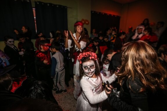 La fiesta de Halloween reunió a grandes y pequeños. :: MARIETA