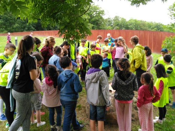 Grupo de niños de la asociación en el Parque de la Prehistoria. 