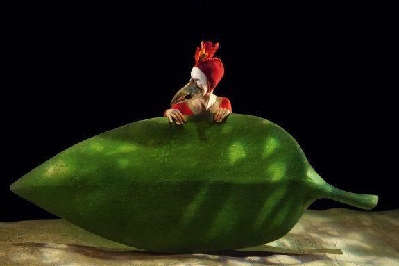 El pájaro prodigioso, tras una hoja.  