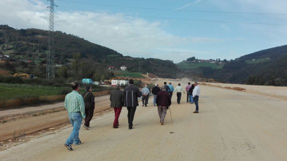 Los vecinos recorrieron ayer parte del tramo en obras para reivindicar el futuro enlace. 