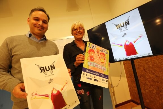 Gerardo Suárez y Ana Hevia, con los carteles de Mi Primer Cross y la Media Maratón. 