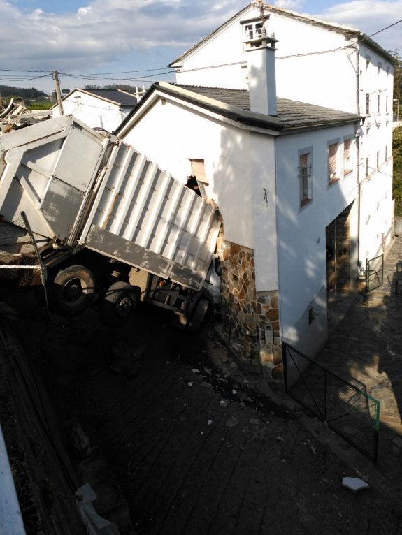 Un camión se empotra en una casa