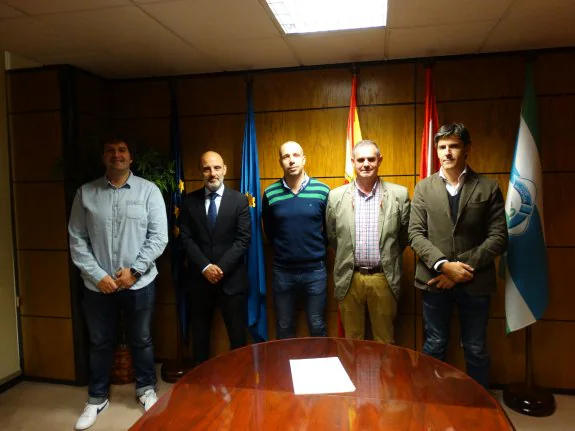 Rubén Martínez (CN Avilés), Antonio Corripio (Grupo), Secundino González (Santa Olaya), José Antonio Núñez (Federación Española) y Armando Pastur (Ciudad de Oviedo), tras la firma del acuerdo. 