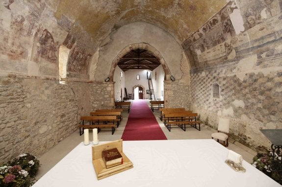 El interior del templo riosellano con sus nuevos bancos. 