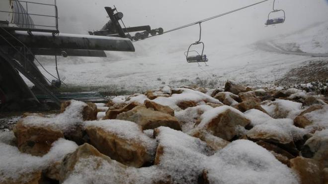 Primeros copos en la estación invernal de Pajares. 