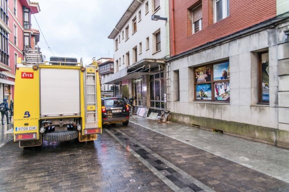 Arrollan una cornisa en pleno centro de Llanes