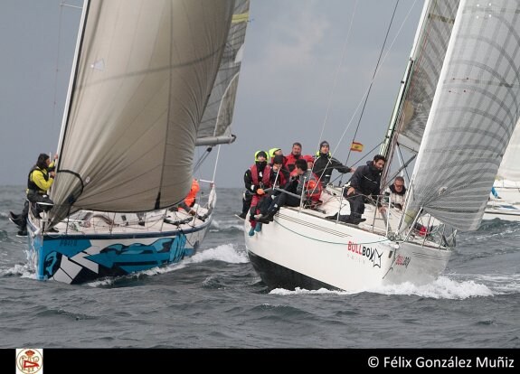 El 'Taxus' y el 'Bull Box', durante la regata del domingo. 